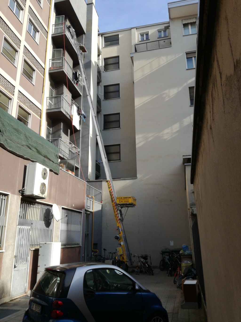 Noleggio-scala-aerea-per-traslochi-cortile